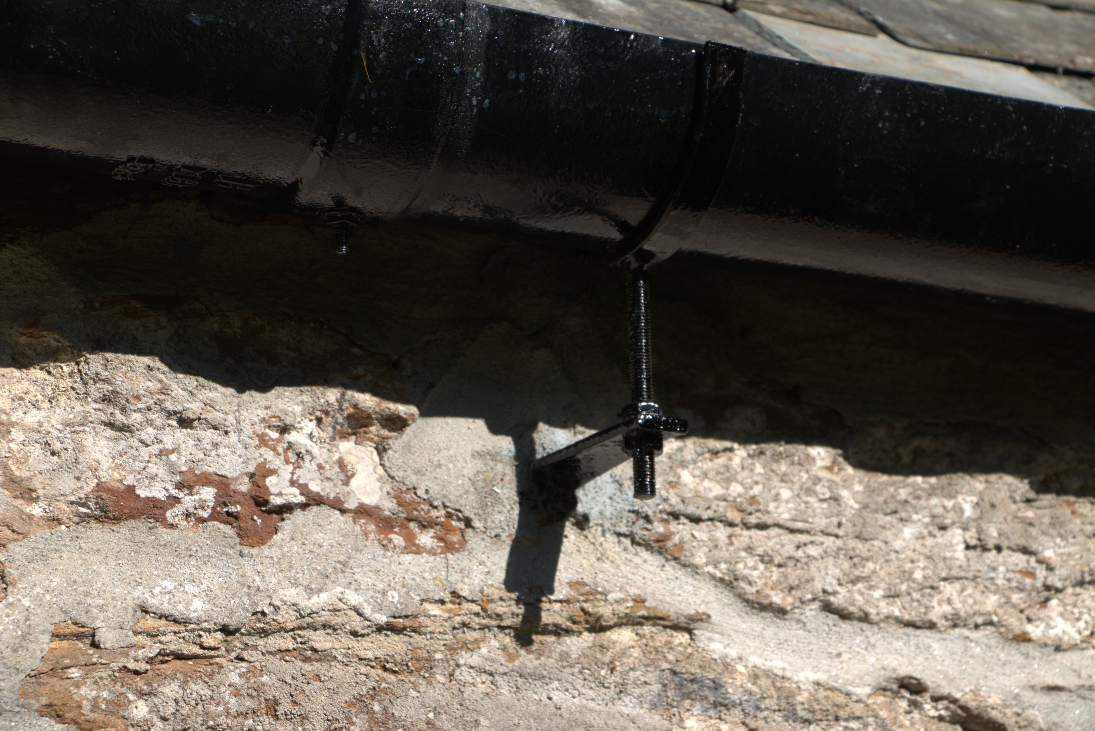 SureFix Adjustable Rise And Fall Metal Bracket For 5" (125mm) Cast Iron Half Round Gutter