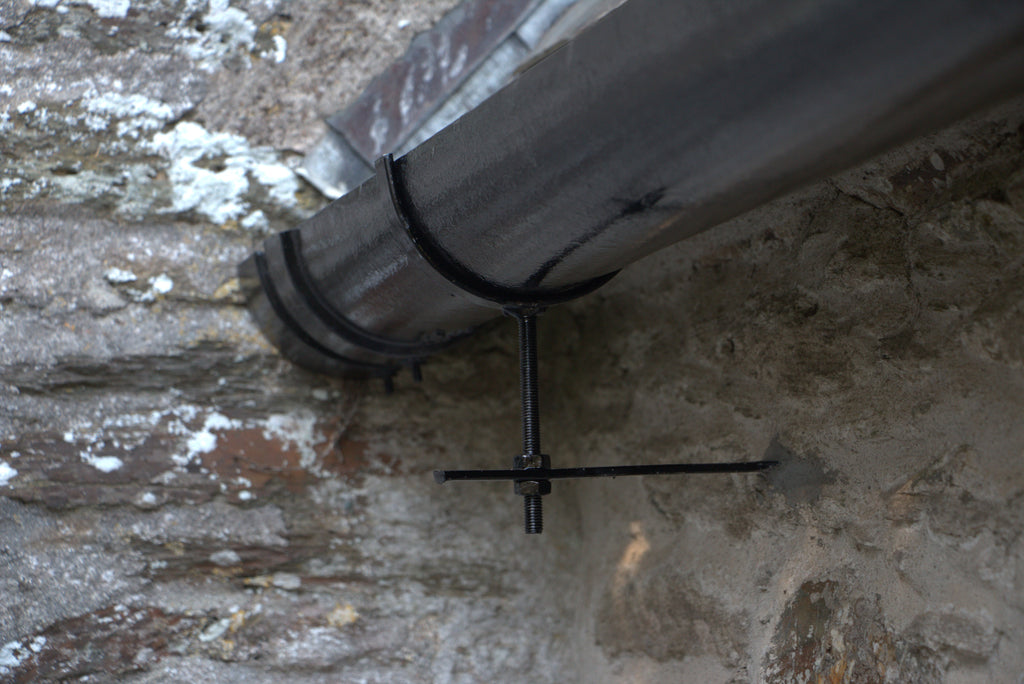 SureFix Adjustable Rise And Fall Metal Bracket For 5" (125mm) Cast Iron Half Round Gutter