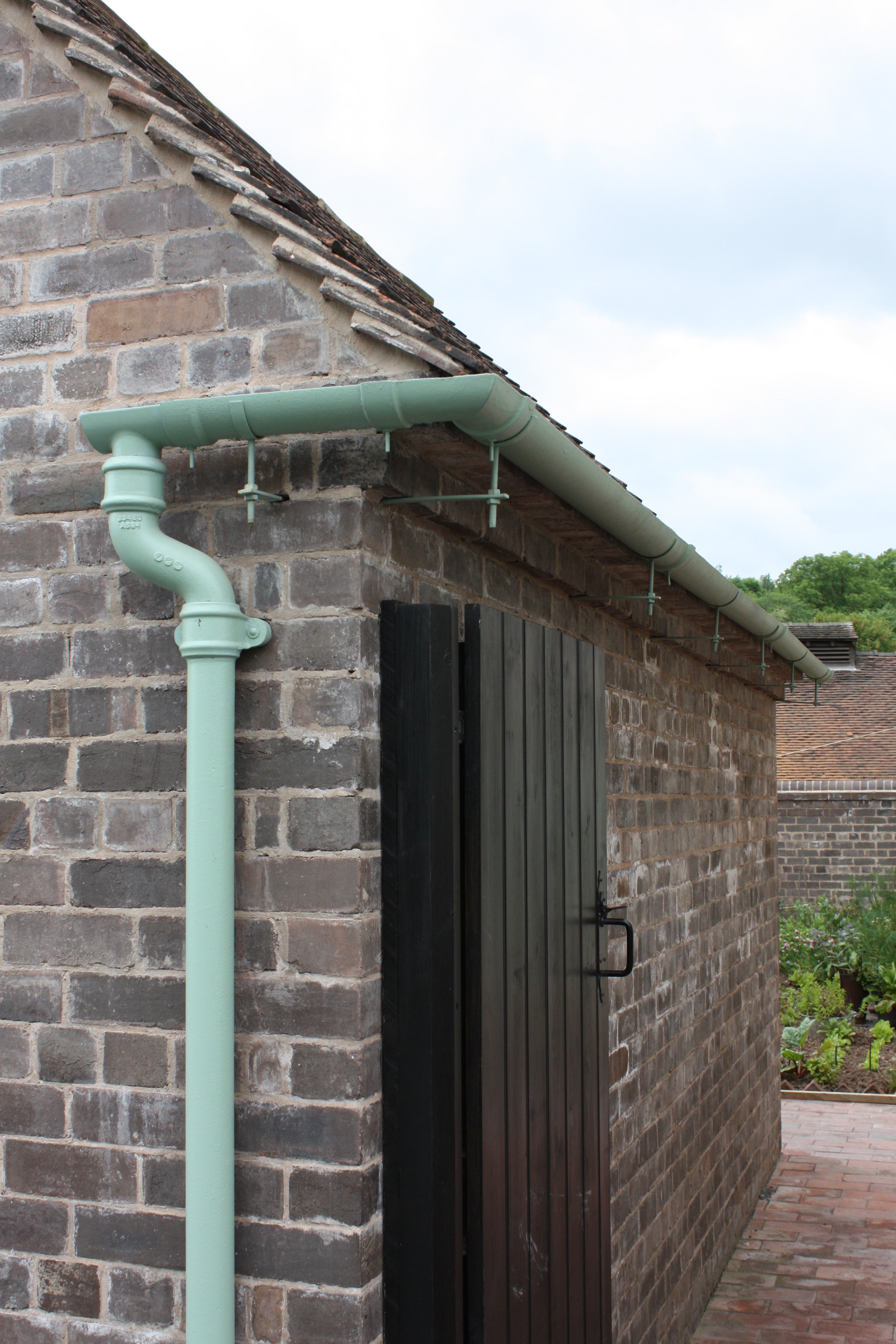 Stainless Steel Rise & Fall Drive In Bracket For 5"/125mm Half Round Cast Iron Gutter